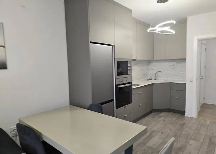 The Oligarchs Outlook דירה *